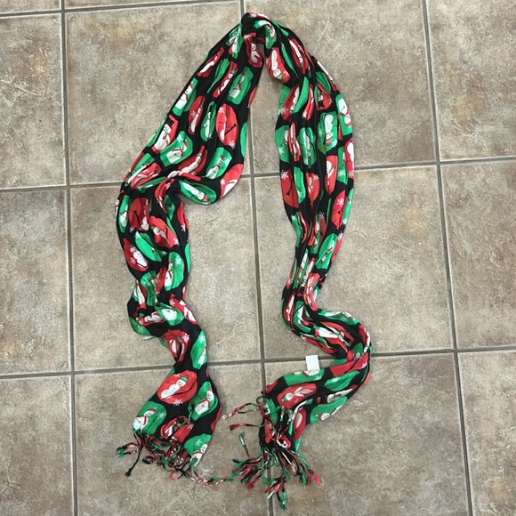 Assorted Scarves Various Colors, Patterns and Styles - Picture 5 of 10